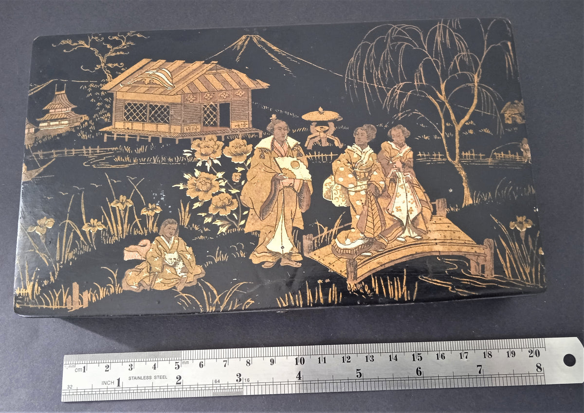 Ancienne petite boîte en papier mâché, japonisant, à compartiment