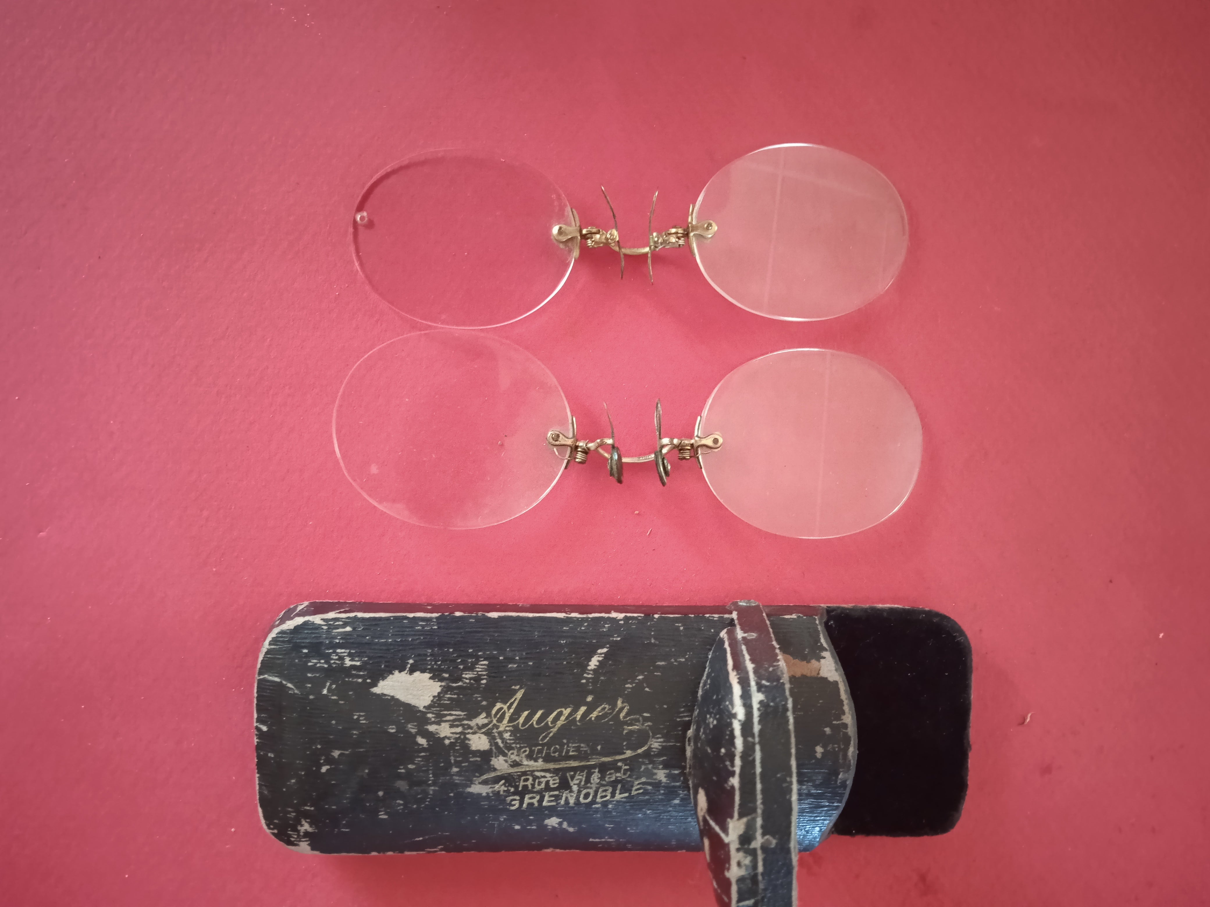 Etui et deux pince-nez