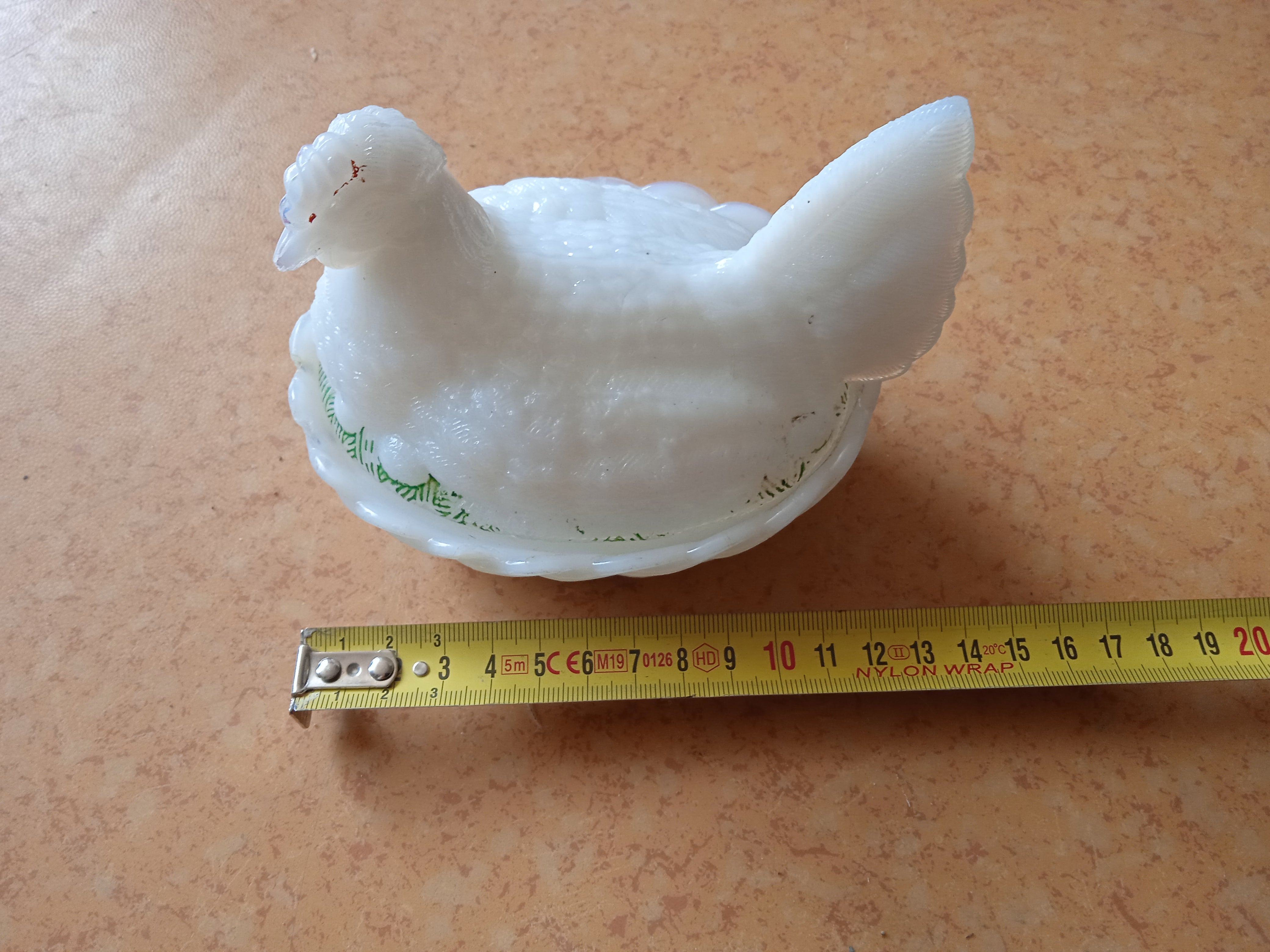 Opaline blanche poule sur panier