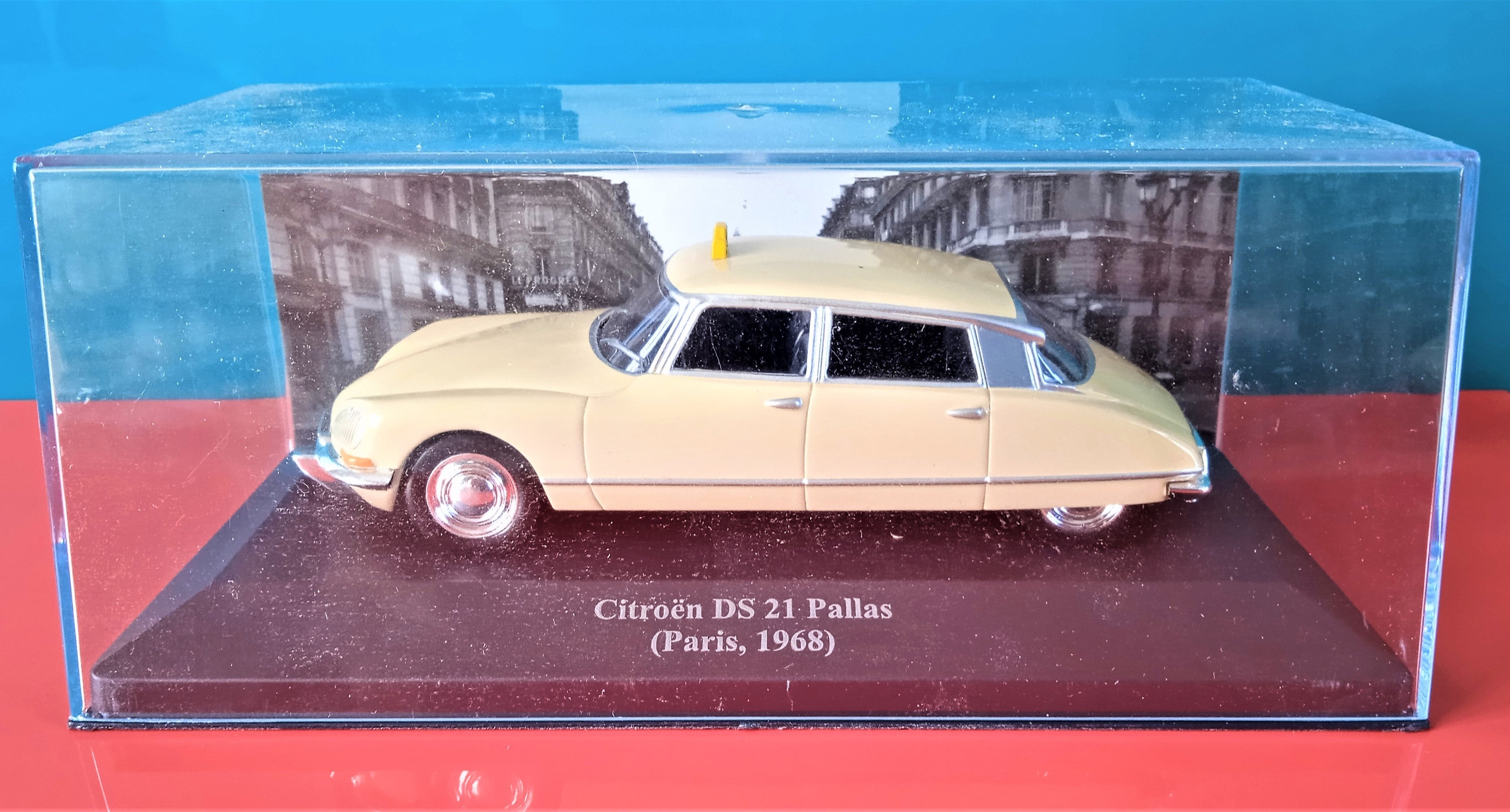 Voiture miniature IXO occasion 1/43 Taxis du monde Citroën DS 21 Pallas (Paris 1968)