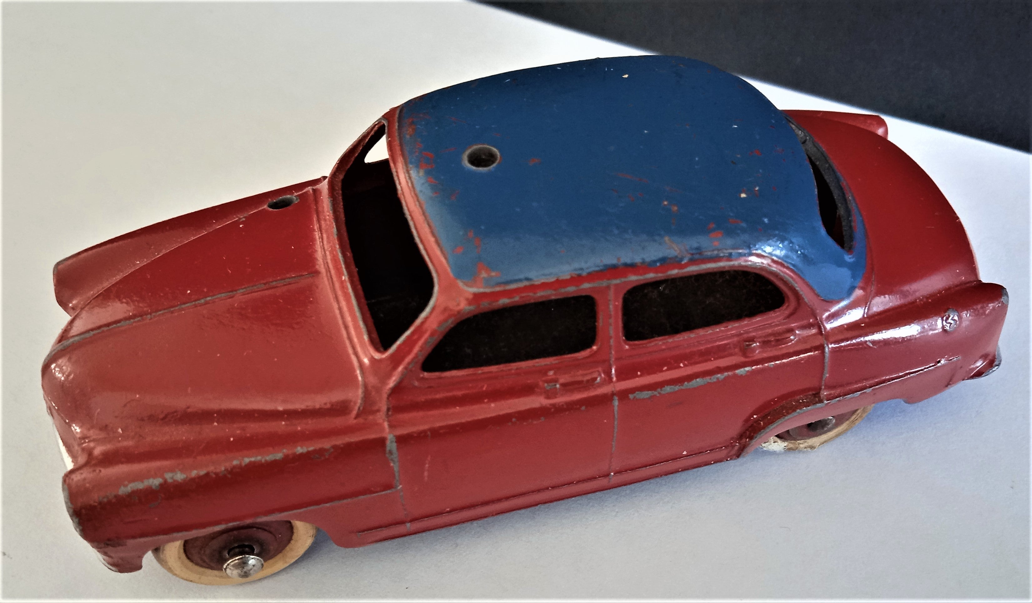 A boxed French Dinky Toys No.24U blue and white Simca 9 'Aronde', Nr M A boxed French Dinky Toys No.24U blue and white Simca 9 'Aronde', Nr M