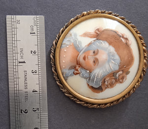 Broche ancienne Limoges contour en laiton