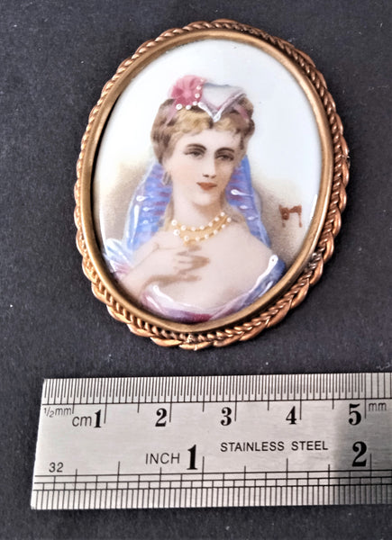 Broche Carrée Ancienne - Portrait Femme Galante En Porcelaine De Limoges - Occasion Rare, Alliage