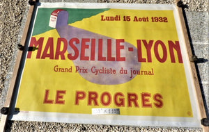 Authentique affiche entoilée Grand prix cycliste du journal Le Progrès  Marseille- Lyon du 15 Août 1932  occasion  159 x 119 cm Bon état.